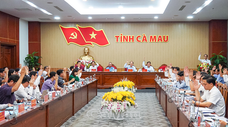 Đại biểu thông qua Chương trình hành động của Ban Chấp hành Đảng bộ tỉnh Cà Mau thực hiện Nghị quyết Đại hội XIV của Đảng và Nghị quyết Đại hội Đảng bộ tỉnh lần thứ I, nhiệm kỳ 2025 - 2030. Ảnh: Báo Cà Mau