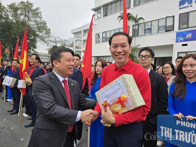 Ông Thân Đức Việt tặng quà cho người lao động trong ngày đầu đi làm của xuân Bính Ngọ.