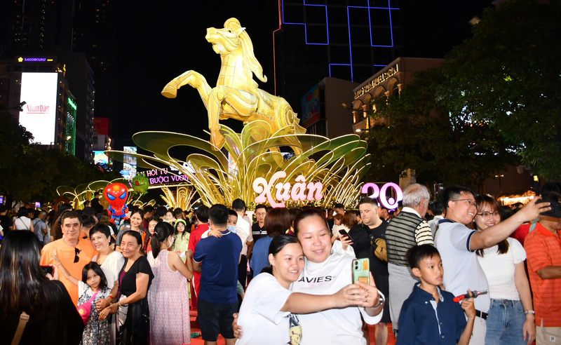 Biển người đổ về Đường hoa tối bế mạc, góp phần đưa tổng lượng khách tham quan tại ba địa điểm vượt mốc 2,2 triệu lượt. Ảnh: Thanh Minh.