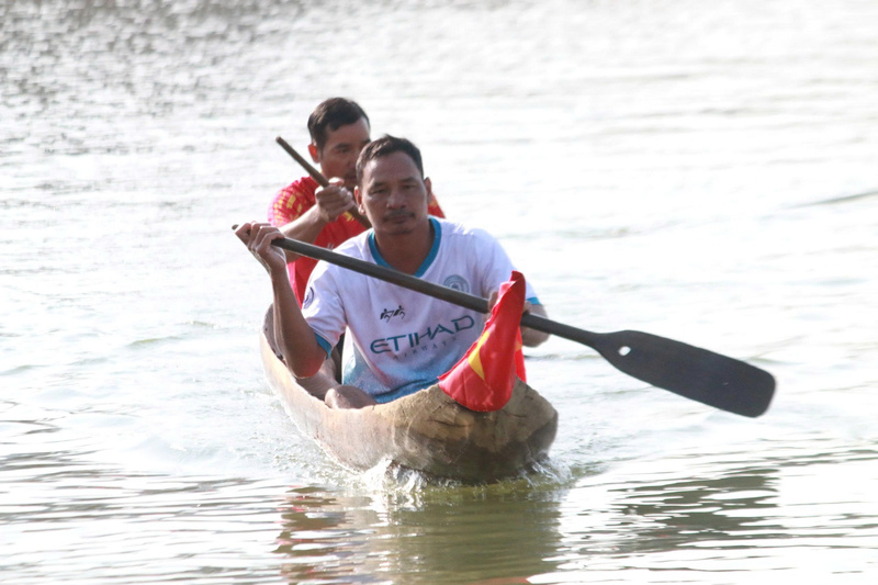 Giải đua thuyền độc mộc năm 2026 trên sông Đăk Bla, đoạn qua phường Kon Tum thu hút nhiều du khách đến tham quan. Ảnh: Tuệ Lâm