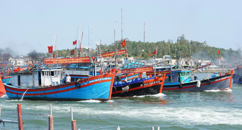 Lễ ra quân đánh bắt hải sản đầu năm diễn ra trong không khí trang trọng, sôi nổi. Ảnh: Tuệ Lâm