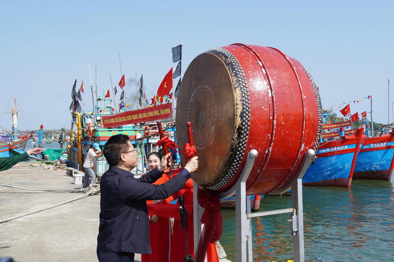Chủ tịch UBND tỉnh Quảng Ngãi Nguyễn Hoàng Giang đánh trống lệnh cho các tàu cá của ngư dân Tịnh Khê đồng loạt rẽ sóng ra khơi, mở đầu mùa biển mới. Ảnh: Tuệ Lâm