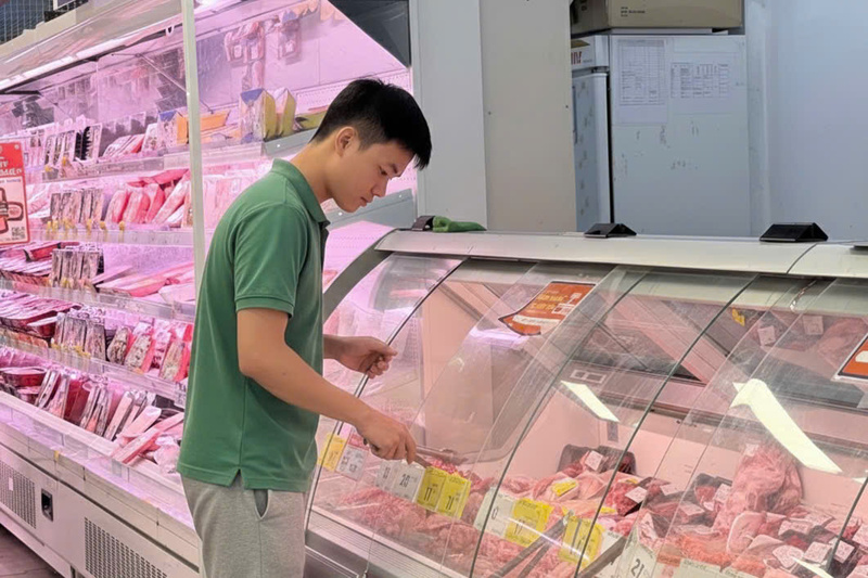 Giá cả các mặt hàng thịt tại siêu thị và cửa hàng bán lẻ vẫn giữ mức ổn định, không có biến động lớn so với trước Tết. Ảnh: Minh Anh