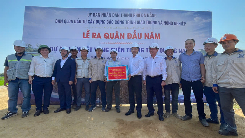 Chủ tịch UBND TP. Đà Nẵng Phạm Đức Ấn tặng quà động viên các đơn vị chủ đầu tư và thi công. Ảnh: Nguyễn Dương