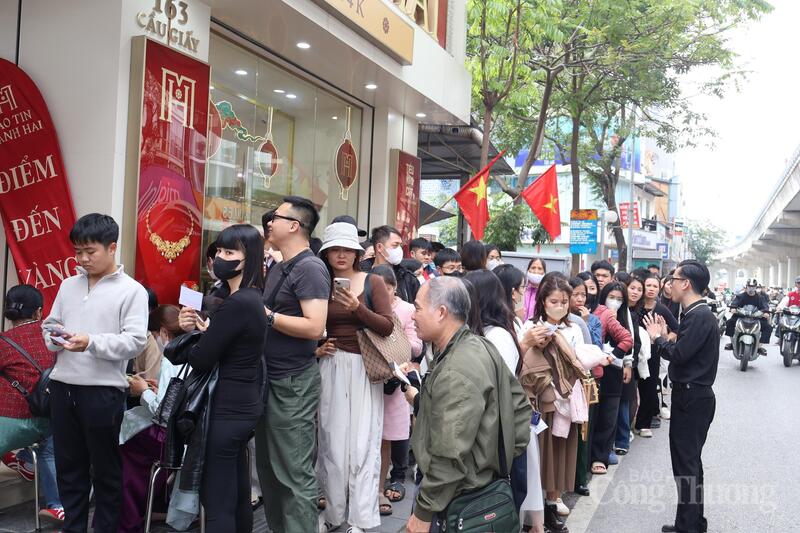 Chùm ảnh: Người dân xếp hàng dài đợi mua vàng cầu may đầu năm - 1