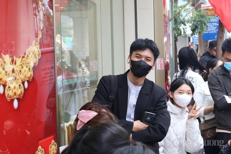 Chùm ảnh: Người dân xếp hàng dài đợi mua vàng cầu may đầu năm - 4