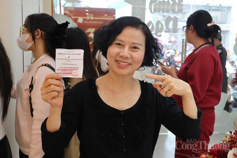 Người dân háo hức xếp hàng, nghiêm túc tuân thủ quy định nhằm sở hữu vật phẩm may mắn.