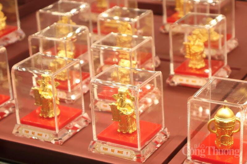 Chùm ảnh: Người dân xếp hàng dài đợi mua vàng cầu may đầu năm - 6