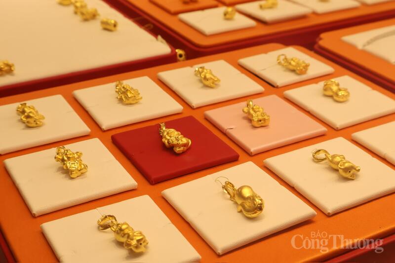 Những sản phẩm vàng hình thần Tài với kích thước nhỏ gọn, tạo hình sinh động để cầu may mắn, tài lộc trong năm mới.