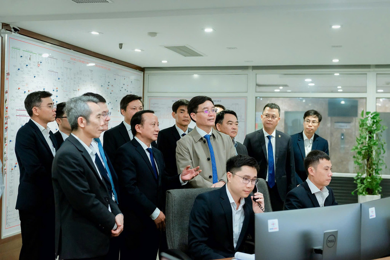 Bí thư Thành uỷ Huế Nguyễn Đình Trung cùng đoàn công tác thăm hỏi, động viên cán bộ, công nhân viên ngành điện thành phố Huế vào tối 29 tết Nguyên đán Bính Ngọ 2026. Ảnh: Nguyễn Tuấn