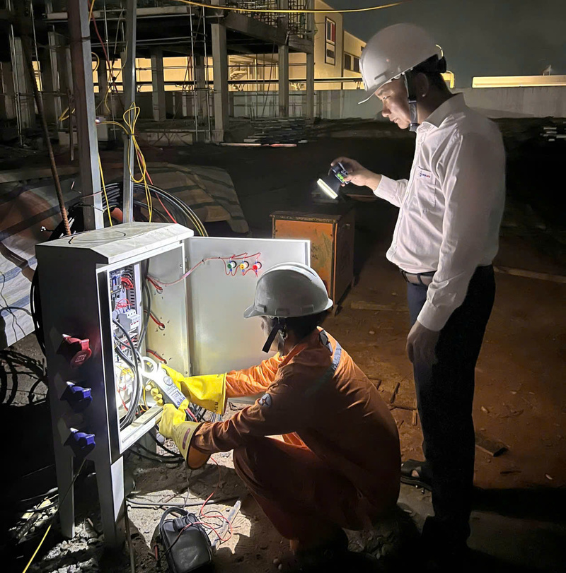 Đội quản lý điện Phú Lộc làm việc trong đêm giao thừa, nhằm cung cấp điện ổn định, an toàn cho điểm bắn pháo hoa đón Tết cổ truyền tại xã Chân Mây - Lăng Cô. Ảnh: Nguyễn Tuấn