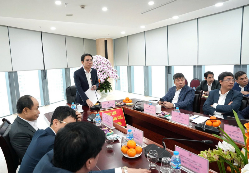 Phó Tổng giám đốc tập đoàn Nguyễn Huy Nam báo cáo tại hội nghị.