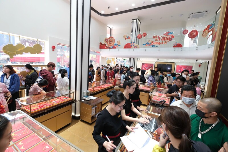 Khách hàng mua vàng tại cửa hàng Bảo Tín Mạnh Hải. Ảnh: BTMH