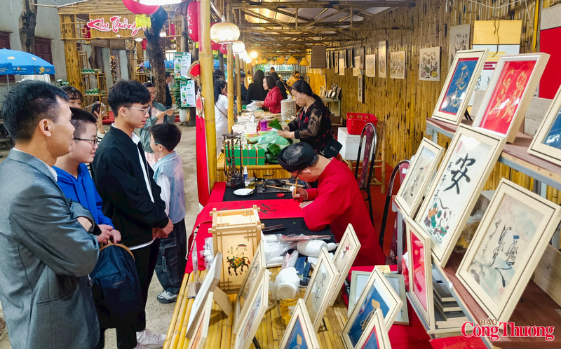 Du khách tham gia xin chữ đầu năm tại Đền Đô.