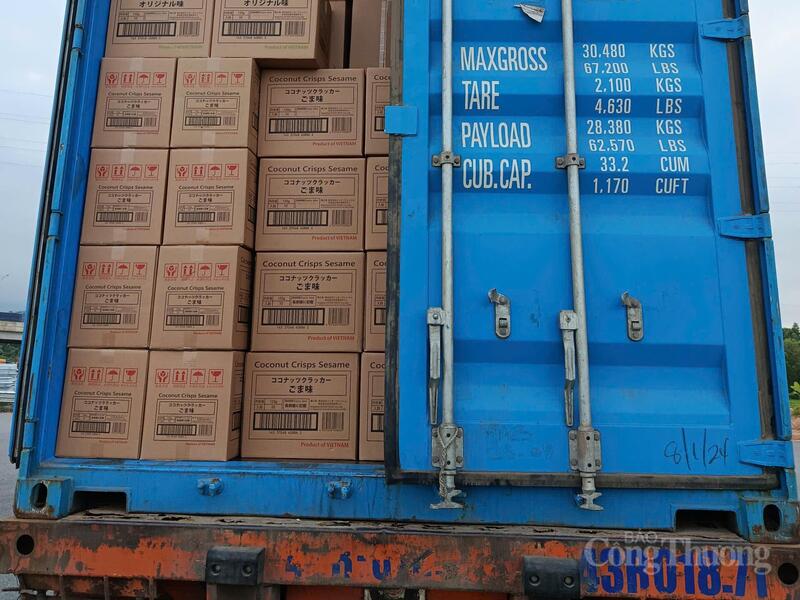 Lô hàng gần 700 thùng bánh dừa "mở hàng" cho mục tiêu xuất khẩu 40% trong năm mới Bính Ngọ của Công ty TNHH Mỹ Phương Food.