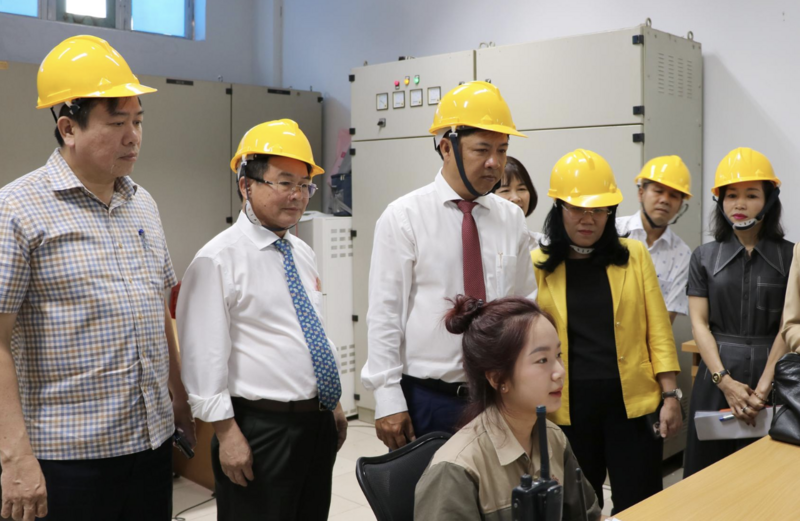 Bí thư Tỉnh uỷ  Đắk Lắk Lương Nguyễn Minh Triết thăm Công ty Cổ phần Bia Sài Gòn - Miền Trung. Ảnh: Hà My