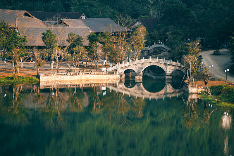Thung Ui - thung lũng hoang sơ, vắng vẻ, xung quanh được bao bọc bởi những dãy núi đá vôi cao sừng sững.