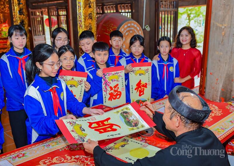 Nhiều học sinh trên địa bàn TP. Hải Phòng xin chữ tại đền nhân dịp đầu năm mới.