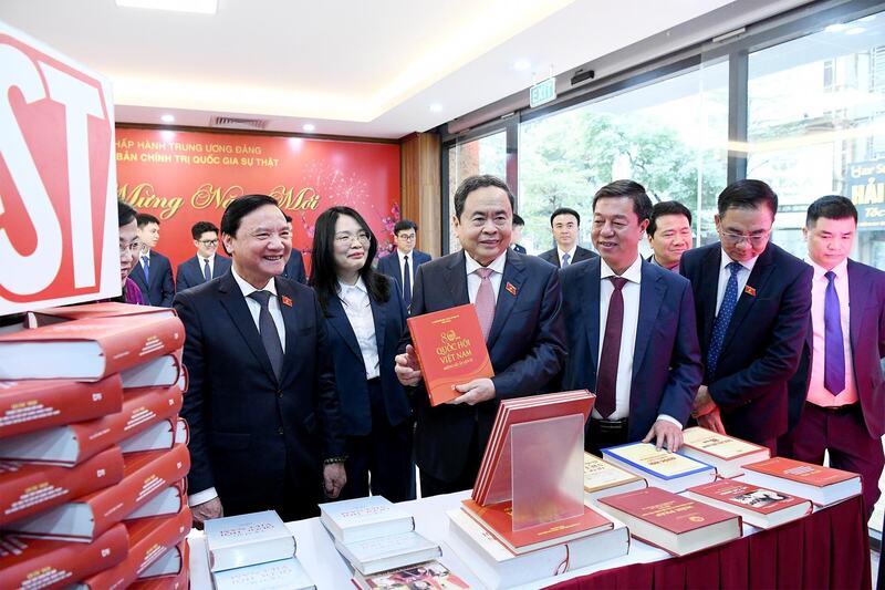 Chủ tịch Quốc hội Trần Thanh Mẫn thăm gian trưng bày các ấn phẩm sách của Nhà xuất bản Chính trị quốc gia Sự thật. Ảnh: Lâm Hiển