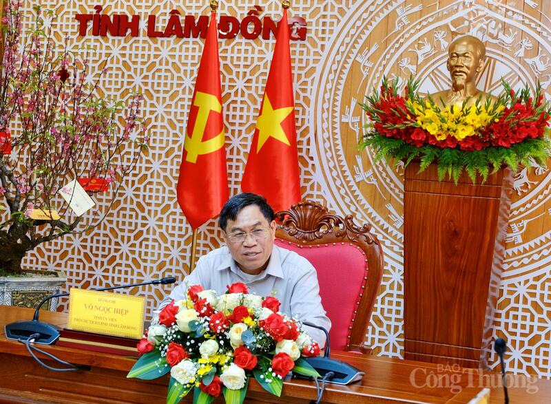 Phó Chủ tịch UBND tỉnh Lâm Đồng Võ Ngọc Hiệp chủ trì tại đầu cầu Lâm Đồng. Ảnh: Minh An