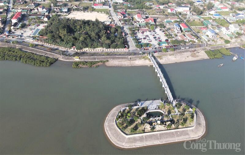 Đền thờ Chế Thắng phu nhân Nguyễn Thị Bích Châu (phường Hải Ninh, Hà Tĩnh) được xây dựng trên một cồn cát rất rộng vào thế kỷ XIV. Đền còn có nhiều tên gọi khác là đền Hải Khẩu, đền Bà Hải hoặc đền Chế Thắng phu nhân.