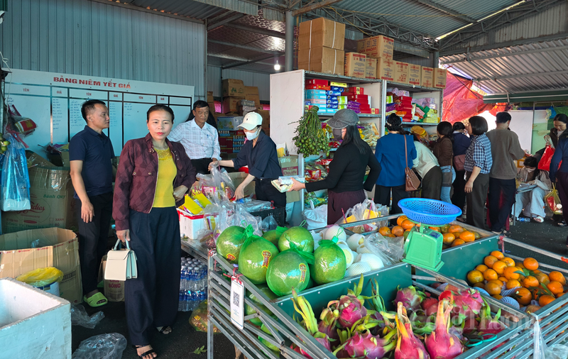 Các quầy bán hàng tấp nập du khách.