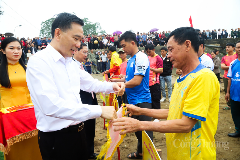 Ông Nguyễn Viết Trường, Giám đốc Sở VH-TT&DL Hà Tĩnh trao cờ lưu niệm cho các đội tham gia thi đấu.