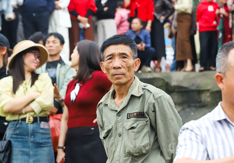 "Gia đình tôi đến đây xếp hàng từ rất sớm, không khí vô cùng náo nhiệt. Năm nay các đội tham gia đều có kỹ năng chèo lái tốt, nhất là các đội nam đều là thanh niên lực lưỡng" - du khách đến từ xã Sơn Giang chia sẻ.