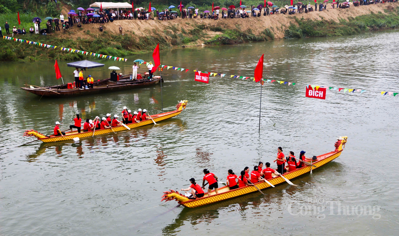 Những màn rượt đuổi sát nút của các đội nữ khiến khán giả "nghẹt thở".