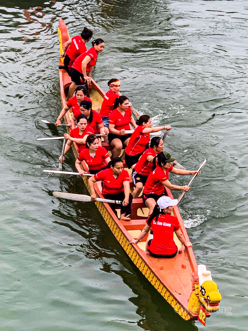 Gay cấn nhất là những màn bứt tốc của các "bóng hồng" trên sông.