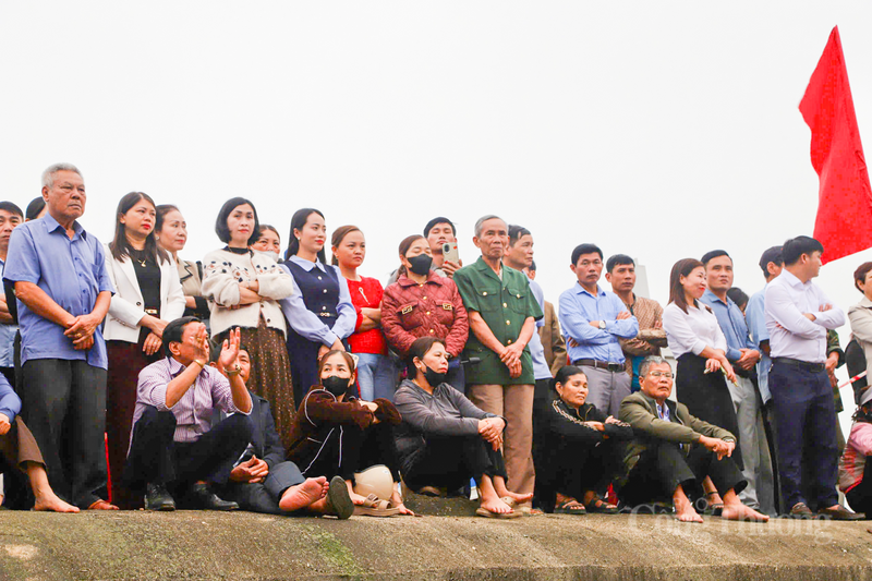 Hàng nghìn người dân dõi theo từng khoảnh khắc của cuộc đua.