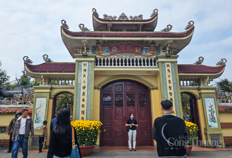 Theo ghi nhận của phóng viên Báo Công Thương, ngay từ sáng sớm mùng 8 Tết, hàng ngàn lượt người dân và du khách đã đổ về cổng đền để bắt đầu hành trình chiêm bái.