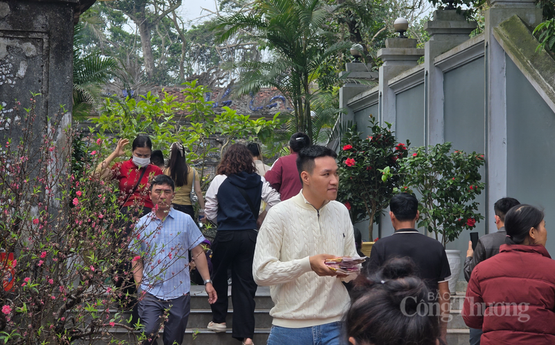 Ông Nguyễn Trọng Ân (xã Cẩm Lạc, Hà Tĩnh) chia sẻ: “Năm nào gia đình tôi cũng khai xuân bằng chuyến đi lễ đền Bà Hải để cầu bình an. Dù đông đúc nhưng cảm giác tìm về sự thanh tịnh và cầu an cho con cháu khiến lòng mình rất nhẹ nhõm”.