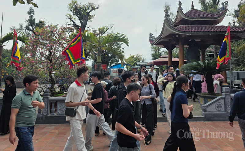 Những ngày đầu năm mới, di tích đền Chế Thắng phu nhân Nguyễn Thị Bích Châu đã đón gần 4 vạn lượt du khách tới thắp hương cầu an, vãn cảnh.