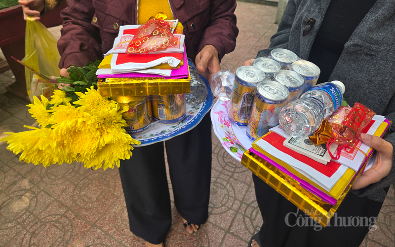 Lòng thành kính được gửi gắm qua những mâm lễ vật chỉnh chu, cầu mong một năm mới an khang, thịnh vượng.