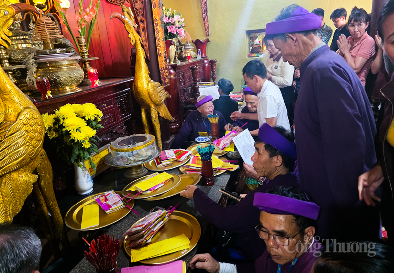 Tục gieo quẻ đầu năm, nét đẹp văn hóa truyền thống vẫn được duy trì, thu hút đông đảo bạn trẻ tham gia.