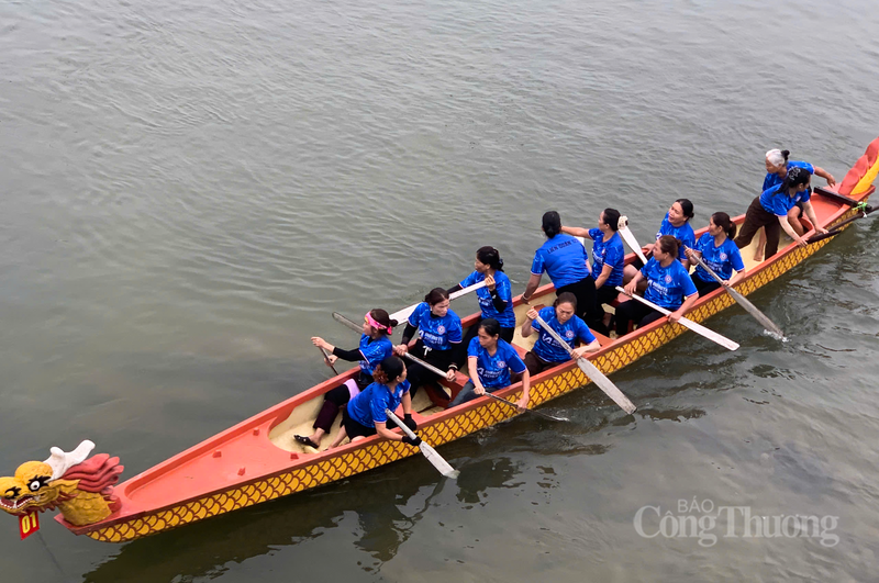 "Trong cuộc đua, các vận động viên nữ thể hiện sức khoẻ dẻo dai và nắm khá vững các kỹ thuật chèo lái. Mỗi lần bứt tốc khiến cả khán đài như rung động", chị Lê Thị Vân (xã Hương Sơn) bày tỏ.