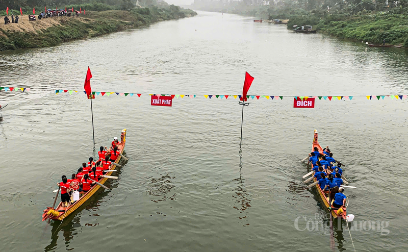 Sau tiếng còi hiệu của trọng tài, các đội bắt đầu xuất phát.