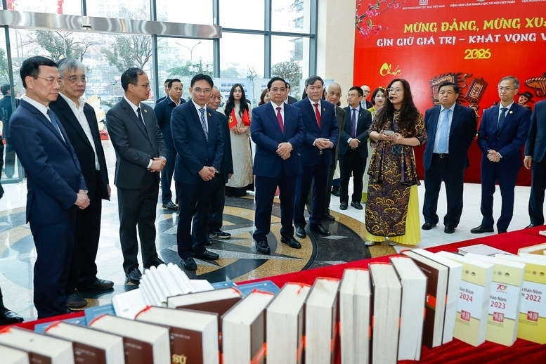 Thủ tướng Phạm Minh Chính thăm không gian trưng bày kết quả nghiên cứu về khoa học xã hội tại Viện Hàn lâm Khoa học xã hội Việt Nam. Ảnh: VGP/Nhật Bắc