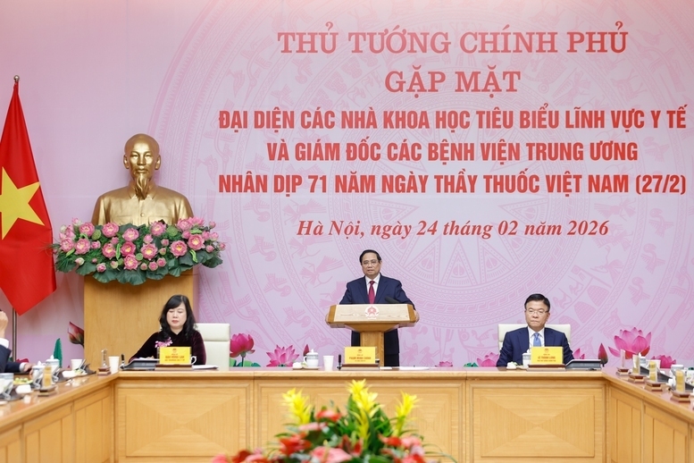 Thủ tướng Chính phủ Phạm Minh Chính gặp mặt đại diện các nhà khoa học tiêu biểu trong lĩnh vực y tế và Giám đốc các bệnh viện Trung ương nhân kỷ niệm 71 năm Ngày Thầy thuốc Việt Nam 27/2. Ảnh: VGP/Nhật Bắc