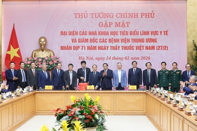 Thủ tướng Chính phủ Phạm Minh Chính tặng quà đại diện các nhà khoa học tiêu biểu trong lĩnh vực y tế và Giám đốc các bệnh viện Trung ương nhân kỷ niệm 71 năm Ngày Thầy thuốc Việt Nam 27/2. Ảnh: VGP/Nhật Bắc