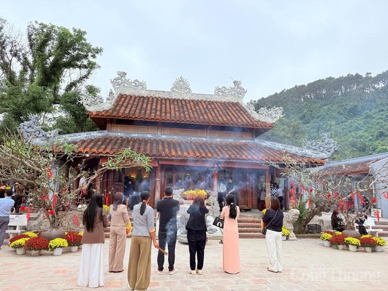 Người dân dâng hương tại đền Thánh Mẫu Liễu Hạnh