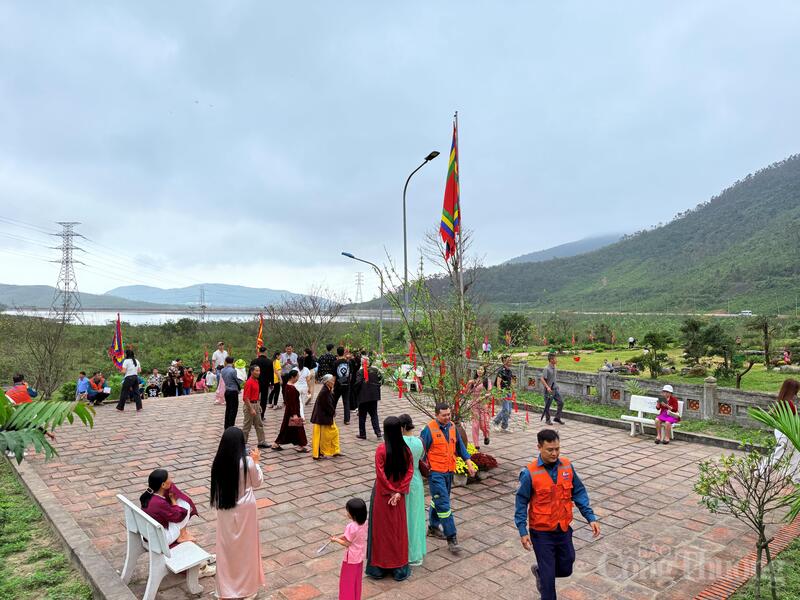 Người dân vãn cảnh, dâng hương tại Đền Thánh Mẫu Liễu Hạnh