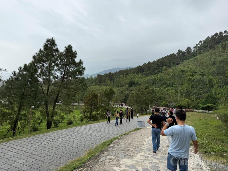 Du khách dâng hương tại mộ Đại tướng Võ Nguyên Giáp ở Vũng Chùa- Đảo Yến