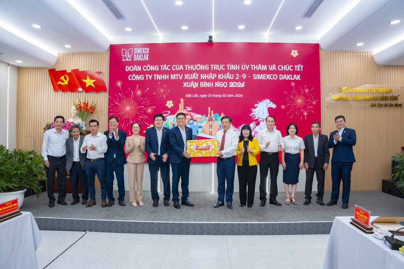 Bí thư Tỉnh uỷ  Đắk Lắk Lương Nguyễn Minh Triết tặng quà chúc mừng cán bộ, công nhân viên Simexco Đắk Lắk. Ảnh: Hoà Hảo