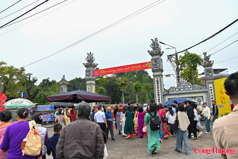 Du khách thập phương đến Đền Đô chiêm bái và cầu bình an những ngày đầu năm mới Bính Ngọ 2026.