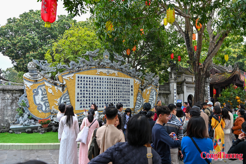 Du khách tham quan trải nghiệm và tìm hiểu thông tin về Chiếu dời đô.