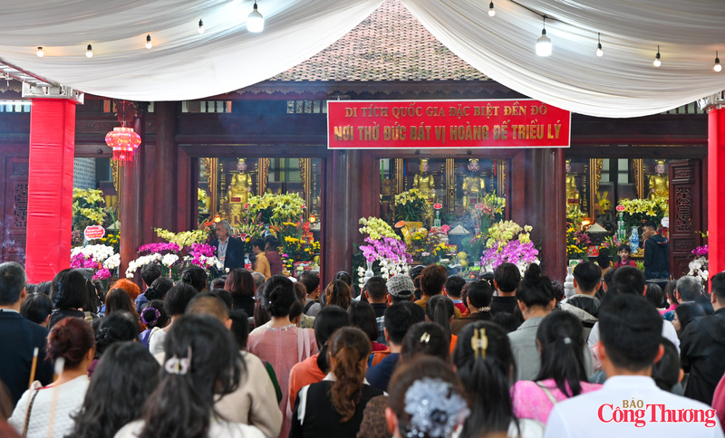 Trong không khí nghiêm trang, các đoàn khách thập phương làm lễ tại Di tích Quốc gia đặc biệt Đền Đô.