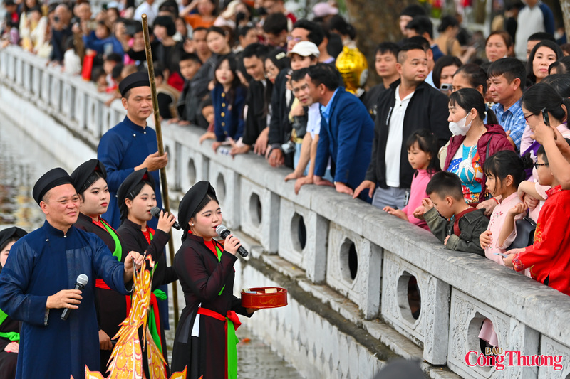 Rất đông du khách đã có mặt tại khu vực Thủy Đình nghe làn điệu quan họ.