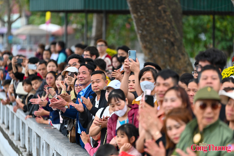 Du khách tấp nập đến Di tích Quốc gia đặc biệt Đền Đô cầu bình an - 10